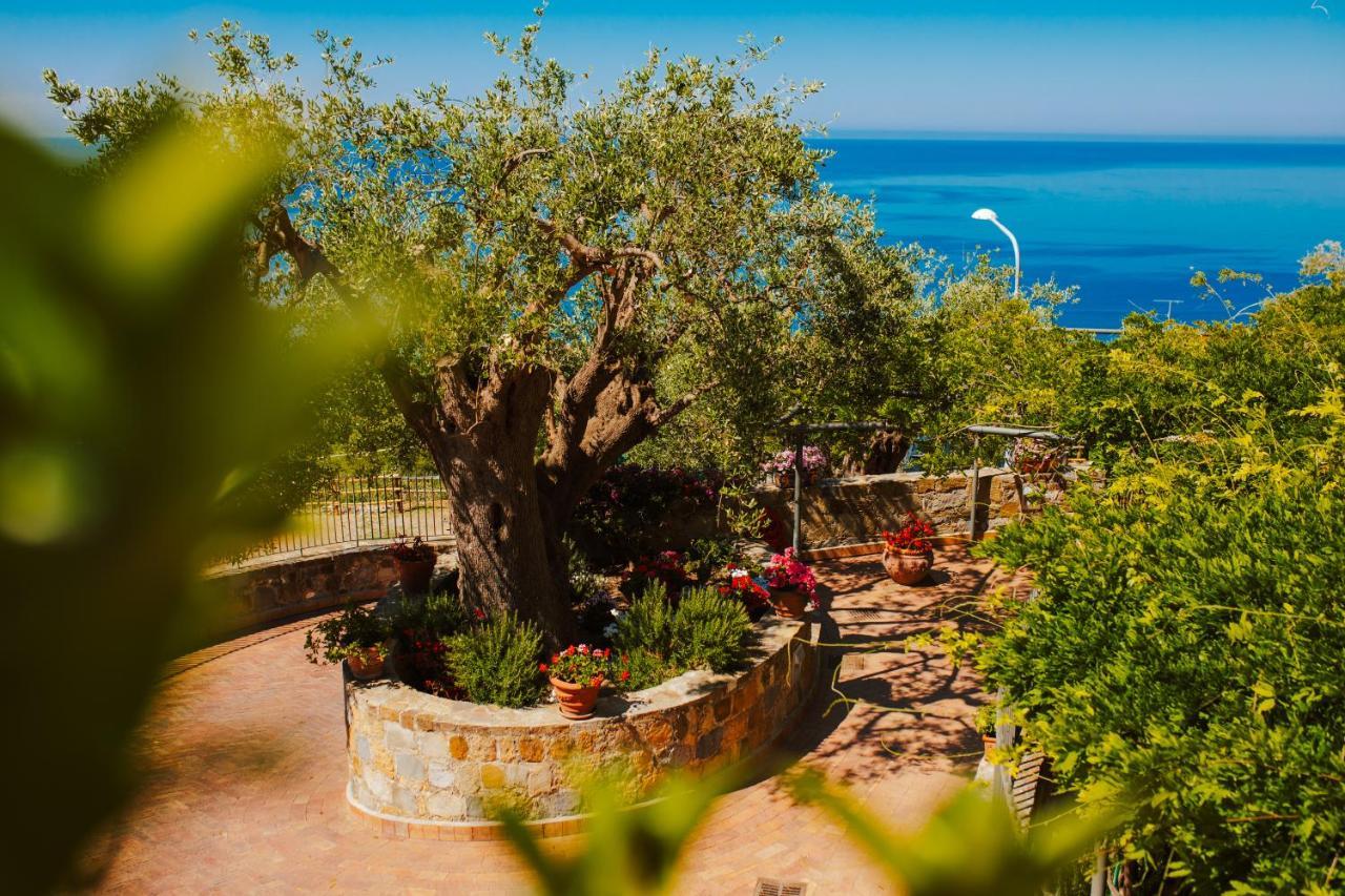 Residenza Golfo Degli Ulivi Aparthotel Caprioli Exterior foto